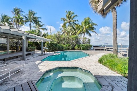 House in Miami Beach, Florida 4 bedrooms, 339.09 sq.m. № 1962194 - photo 16