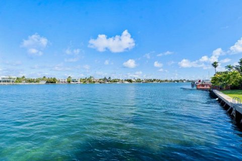 House in Miami Beach, Florida 4 bedrooms, 339.09 sq.m. № 1962194 - photo 11