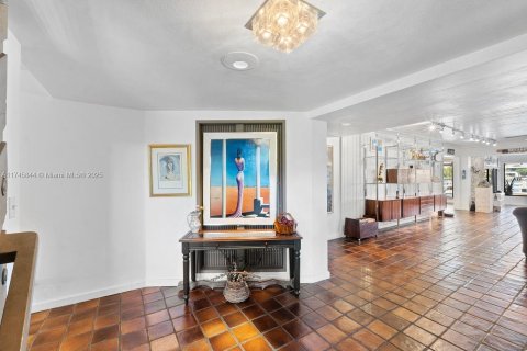 House in Miami Beach, Florida 4 bedrooms, 339.09 sq.m. № 1962194 - photo 5