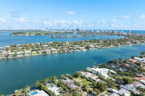 House in Miami Beach, Florida 4 bedrooms, 339.09 sq.m. № 1962194 - photo 8