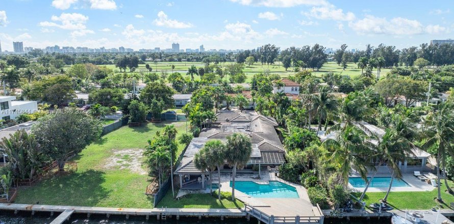 House in Miami Beach, Florida 4 bedrooms, 339.09 sq.m. № 1962194