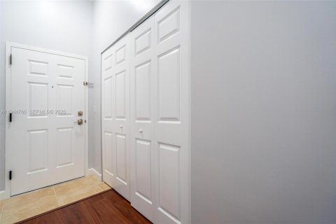 Condo in Miami, Florida, 2 bedrooms № 2002693 - photo 10