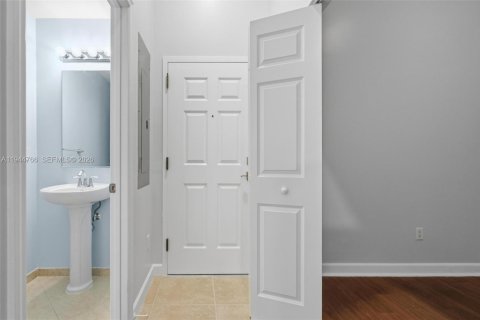 Condo in Miami, Florida, 2 bedrooms № 2002693 - photo 28