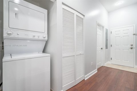 Condo in Miami, Florida, 2 bedrooms № 2002693 - photo 21