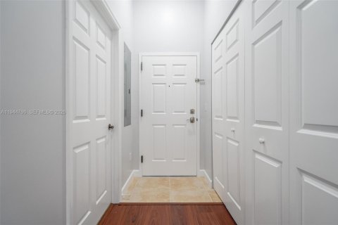 Condo in Miami, Florida, 2 bedrooms № 2002693 - photo 9