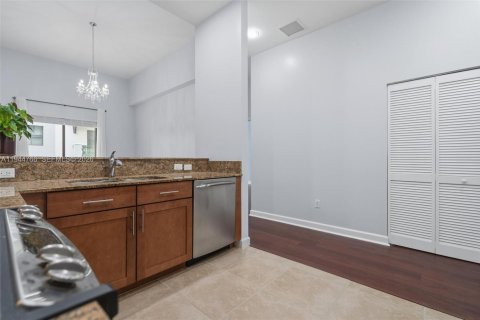 Condo in Miami, Florida, 2 bedrooms № 2002693 - photo 24