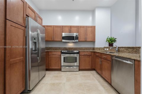 Condo in Miami, Florida, 2 bedrooms № 2002693 - photo 20