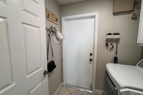 Casa en venta en Pembroke Pines, Florida, 4 dormitorios, 234.11 m2 № 1832448 - foto 23