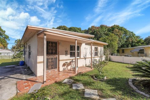 Villa ou maison à vendre à North Miami, Floride: 2 chambres, 69.68 m2 № 2004491 - photo 2