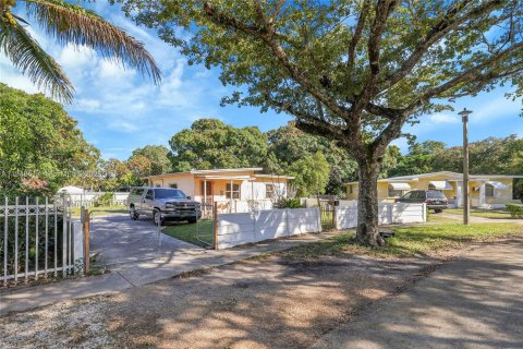 Villa ou maison à vendre à North Miami, Floride: 2 chambres, 69.68 m2 № 2004491 - photo 16