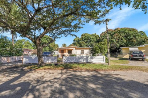 Villa ou maison à vendre à North Miami, Floride: 2 chambres, 69.68 m2 № 2004491 - photo 1