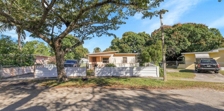 Villa ou maison à North Miami, Floride 2 chambres, 69.68 m2 № 2004491