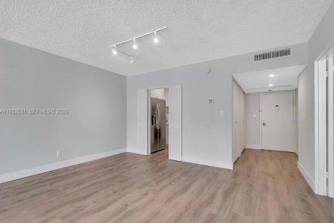 Condo in Miami Beach, Florida, 1 bedroom  № 2049276 - photo 7