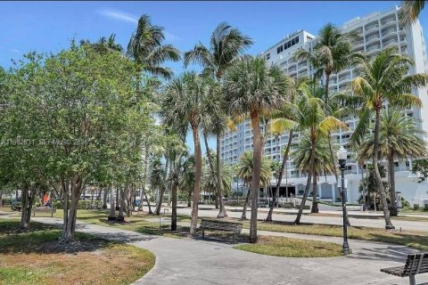 Condo in Miami Beach, Florida, 1 bedroom  № 2049276 - photo 17