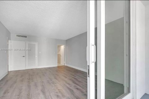 Condo in Miami Beach, Florida, 1 bedroom  № 2049276 - photo 6