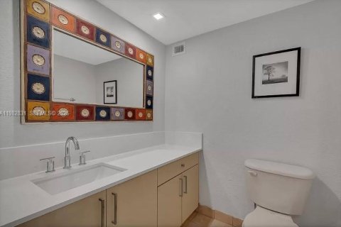 Condo in Miami Beach, Florida, 1 bedroom  № 2049276 - photo 13