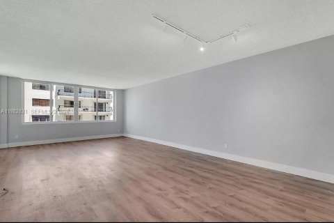 Condo in Miami Beach, Florida, 1 bedroom  № 2049276 - photo 3