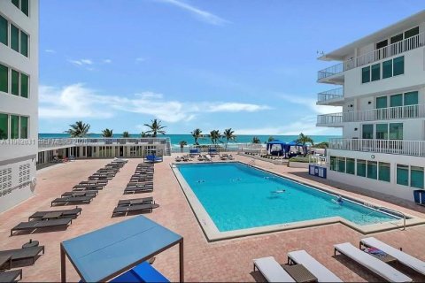 Condo in Miami Beach, Florida, 1 bedroom  № 2049276 - photo 28