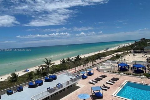 Condo in Miami Beach, Florida, 1 bedroom  № 2049276 - photo 19