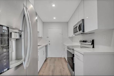 Condo in Miami Beach, Florida, 1 bedroom  № 2049276 - photo 4