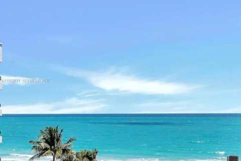 Condo in Miami Beach, Florida, 1 bedroom  № 2049276 - photo 2