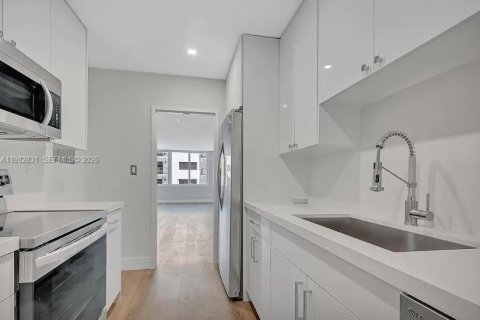 Condo in Miami Beach, Florida, 1 bedroom  № 2049276 - photo 9