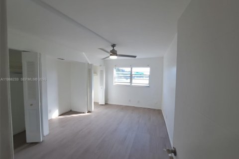 Снять в аренду кондоминиум в Купер-Сити, Флорида 1 спальня, 82.87м2, № 2028635 - фото 4