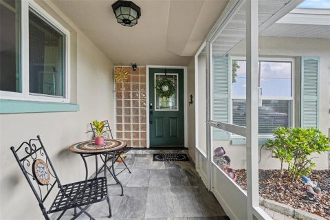 House in Saint Petersburg, Florida 2 bedrooms, 134.06 sq.m. № 2217114 - photo 4