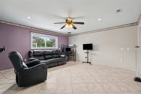 House in Saint Petersburg, Florida 2 bedrooms, 134.06 sq.m. № 2217114 - photo 12