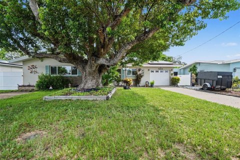 House in Saint Petersburg, Florida 2 bedrooms, 134.06 sq.m. № 2217114 - photo 2