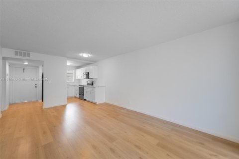 Купить кондоминиум в Санрайз, Флорида 1 спальня, 59.46м2, № 1768432 - фото 3