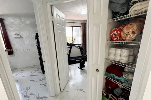 Villa ou maison à vendre à Miami, Floride: 4 chambres, 199.37 m2 № 1998392 - photo 19