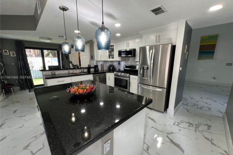 Villa ou maison à vendre à Miami, Floride: 4 chambres, 199.37 m2 № 1998392 - photo 10