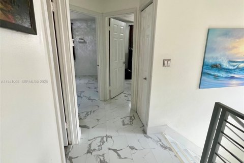 Villa ou maison à vendre à Miami, Floride: 4 chambres, 199.37 m2 № 1998392 - photo 18
