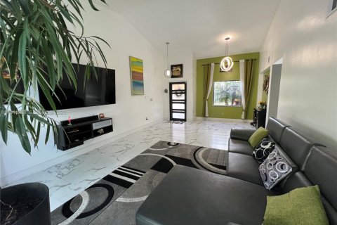 Villa ou maison à vendre à Miami, Floride: 4 chambres, 199.37 m2 № 1998392 - photo 12