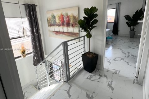 Casa en venta en Miami, Florida, 4 dormitorios, 199.37 m2 № 1998392 - foto 30