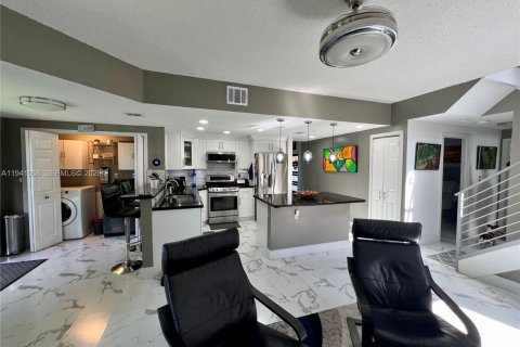 Villa ou maison à vendre à Miami, Floride: 4 chambres, 199.37 m2 № 1998392 - photo 8