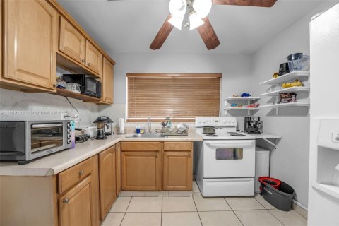 House in Miami, Florida 5 bedrooms, 208.75 sq.m. № 1887641 - photo 22