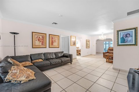 House in Miami, Florida 5 bedrooms, 208.75 sq.m. № 1887641 - photo 4