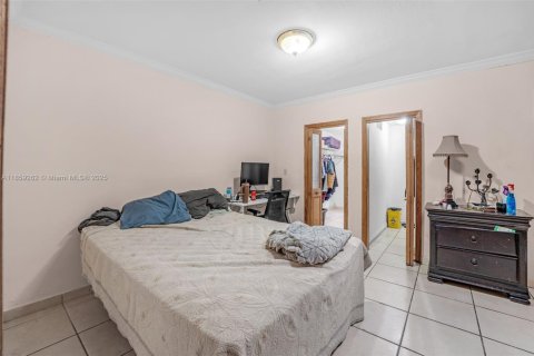 House in Miami, Florida 5 bedrooms, 208.75 sq.m. № 1887641 - photo 16