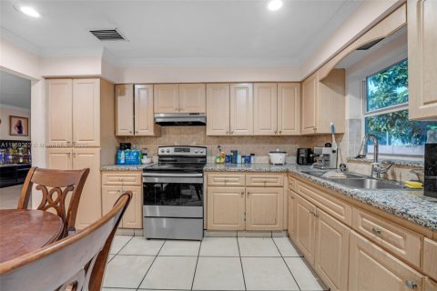 House in Miami, Florida 5 bedrooms, 208.75 sq.m. № 1887641 - photo 9