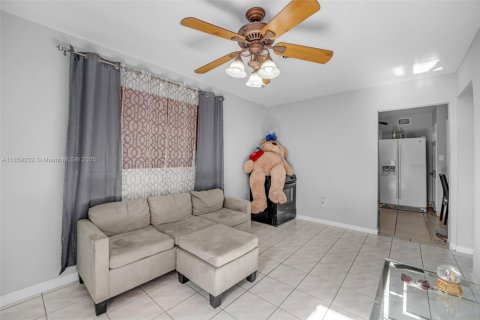 House in Miami, Florida 5 bedrooms, 208.75 sq.m. № 1887641 - photo 20