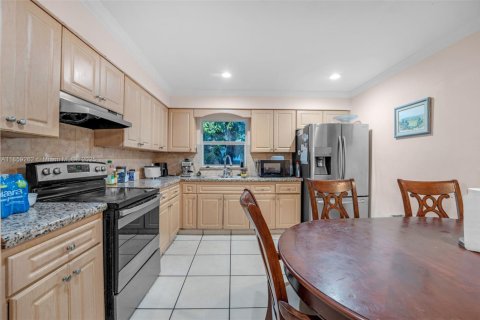 House in Miami, Florida 5 bedrooms, 208.75 sq.m. № 1887641 - photo 7