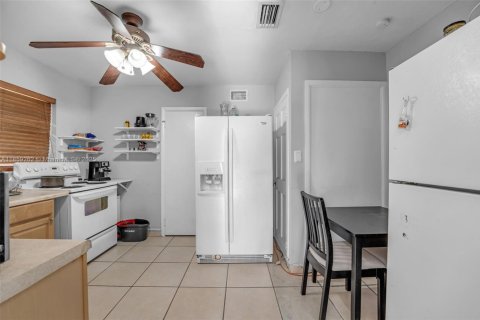 House in Miami, Florida 5 bedrooms, 208.75 sq.m. № 1887641 - photo 21