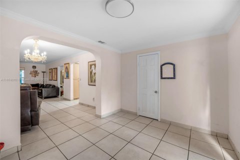 House in Miami, Florida 5 bedrooms, 208.75 sq.m. № 1887641 - photo 6