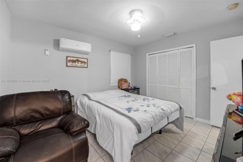 House in Miami, Florida 5 bedrooms, 208.75 sq.m. № 1887641 - photo 26