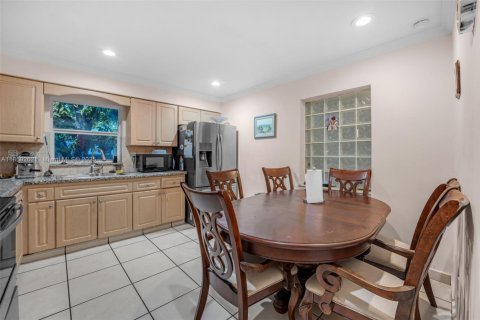 House in Miami, Florida 5 bedrooms, 208.75 sq.m. № 1887641 - photo 8