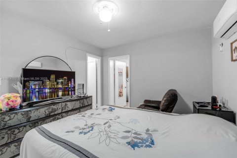 House in Miami, Florida 5 bedrooms, 208.75 sq.m. № 1887641 - photo 24