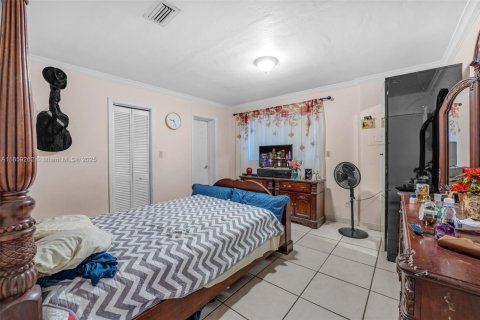 House in Miami, Florida 5 bedrooms, 208.75 sq.m. № 1887641 - photo 30