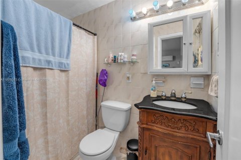 House in Miami, Florida 5 bedrooms, 208.75 sq.m. № 1887641 - photo 27